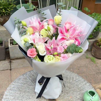 郴州9朵玫瑰混搭百合，爱恋纯真无邪