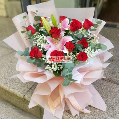 郴州11朵红玫瑰百合，全世界里只有一个你